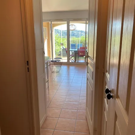 Rez De Jardin Vue Sur Le Golfe De St Tropez דירה לס איסאמברה