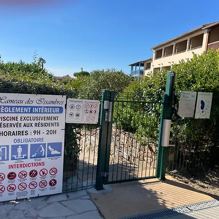 Rez De Jardin Vue Sur Le Golfe De St Tropez アパート レ・ズィサンブル