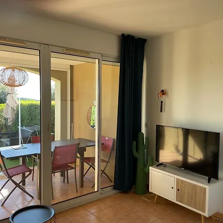 Classe 2 Etoiles, Rez De Jardin Vue Sur Le Golfe De St Tropez * Les Issambres