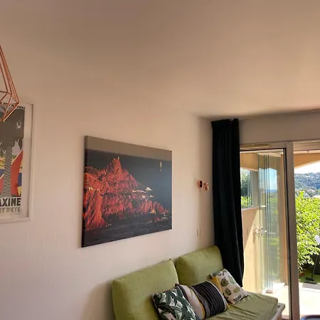 Classe 2 Etoiles, Rez De Jardin Vue Sur Le Golfe De St Tropez * Les Issambres